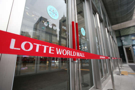 지난 27일 서울 송파구 잠실동의 제2롯데월드몰 1층 9번 출입구의 출입문 가운데 하나가 분리되면서 쇼핑객이 다치는 사고가 발생했다. 이 사고로 인해 28일 오후 제2롯데월드몰의 1층 9번 출입구가 폐쇄돼 있다.